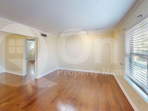 4th image of 5835 Sandhurst Ln #D