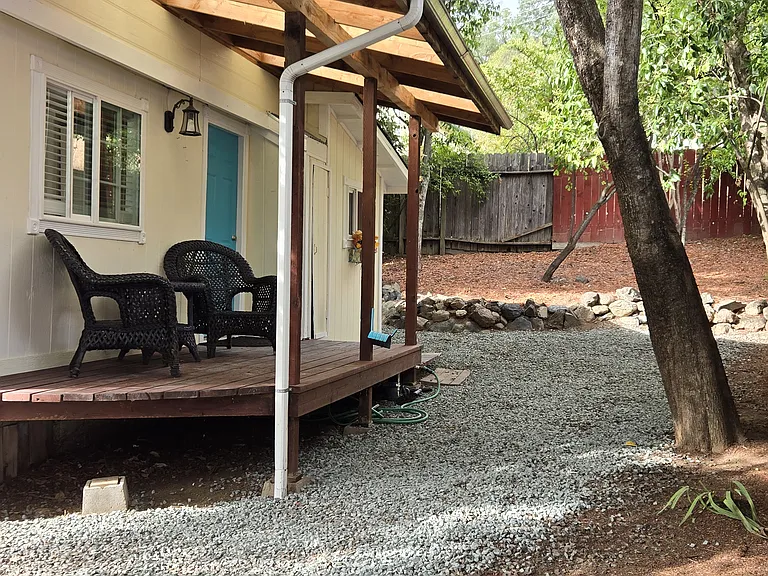 side area for barbecue
very serene living area
a quiet peaceful, well-established, neighborhood.