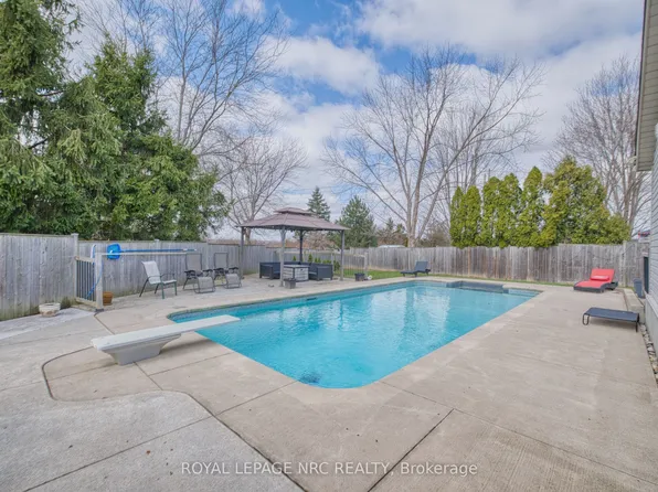 16 Leonard Dr, Saint Catharines, ON L2S 3V2