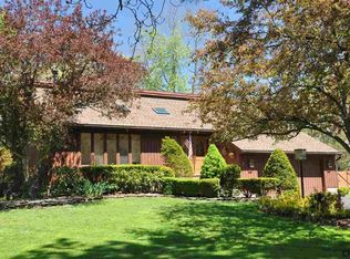 5 Kingswood Dr, Clifton Park, NY 12065