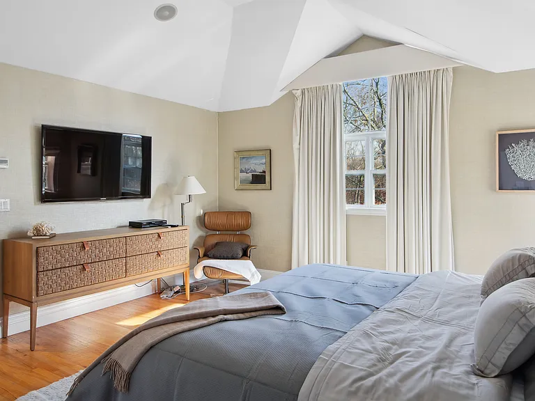 371 Sag Harbor Tpke — Photo 34