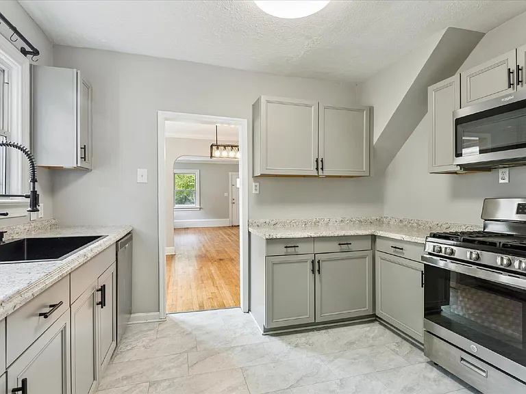 2913 Sir Walter Ln — Photo 8