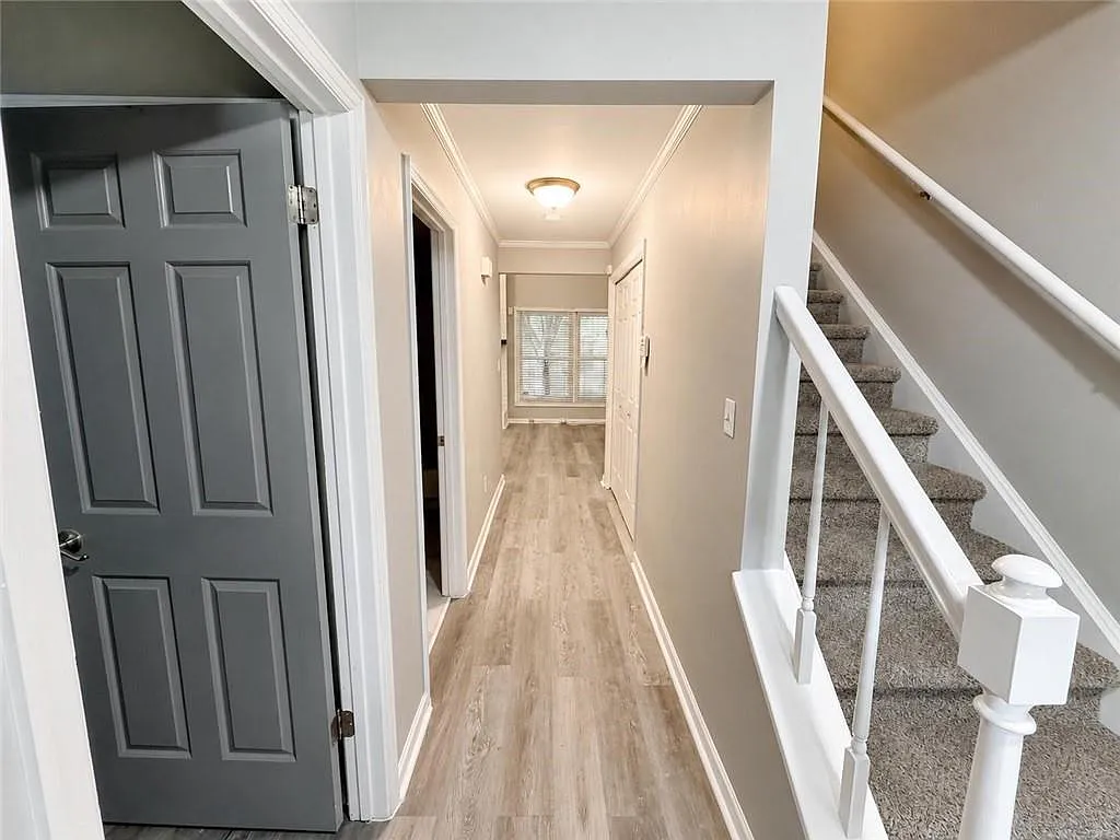 2 bed, 2.0 bath, 1319 sqft, $2,000 — Photo 2