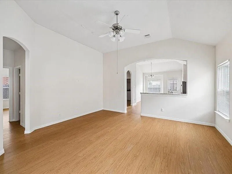 3 bed, 2.0 bath, 1355 sqft, $1,900 — Photo 2