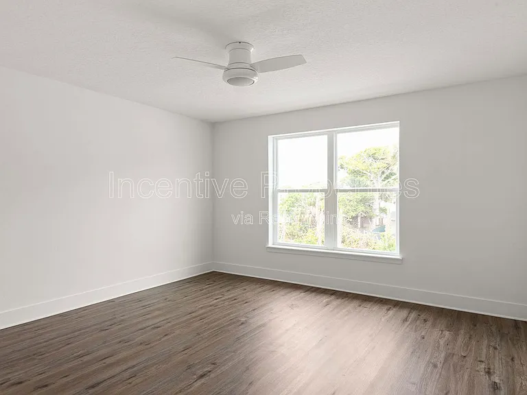 566 S Grandview Ave — Photo 9