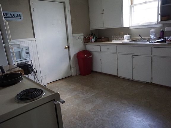 3rd image of 828 W Bluff St