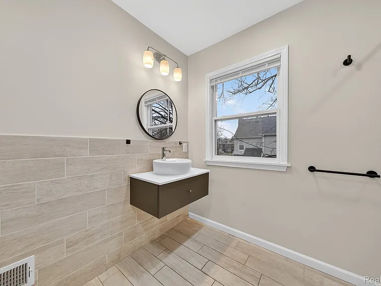 9290 Wildemere St — Photo 12