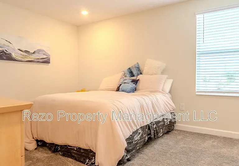 5 bed, 3284 sqft, $4,200 — Photo 4