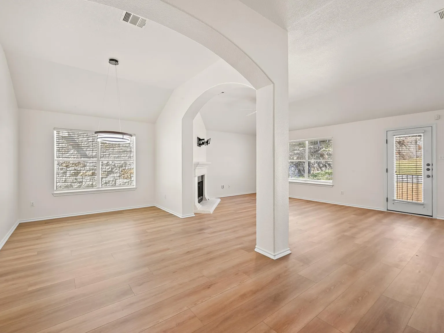 3 bed, 2.0 bath, 1615 sqft, $2,800 — Photo 4