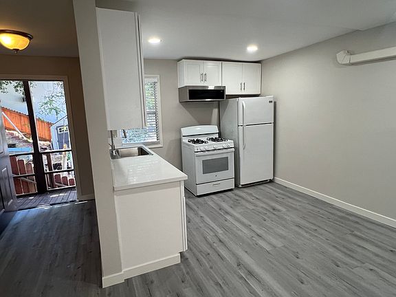 4th image of 3652 Fredonia Dr #B
