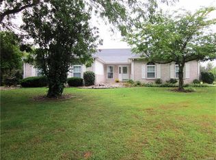 5314 Live Oak Dr, Smithton, IL 62285