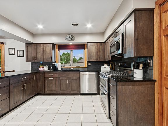 5th image of 912 Murphy Dr