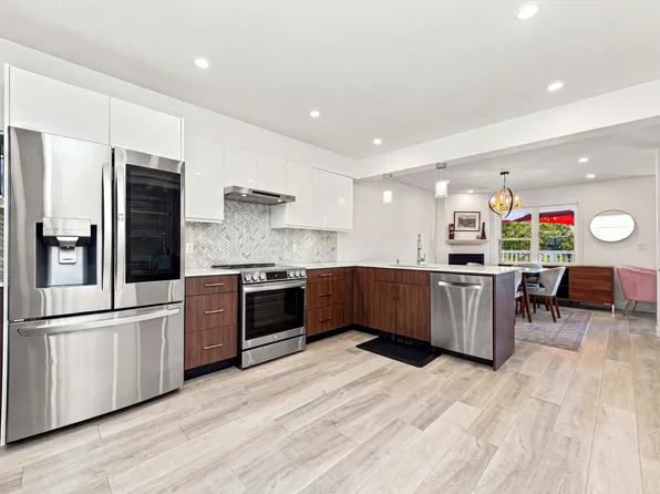 1513 Bowser Ave #203, North Vancouver, BC V7P 2Y4