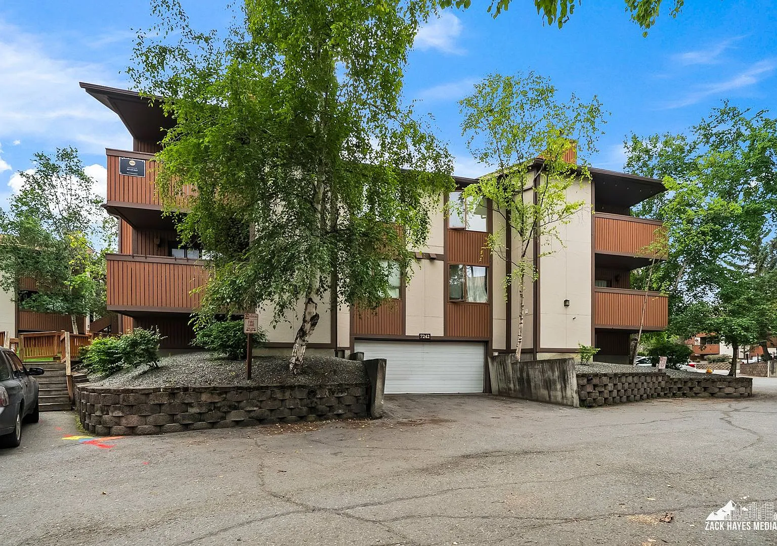 Desirable 2 Bed / 2 Bath, Top Floor Condo W/Garage, Fireplace, Storage - Call Today! — Photo 2