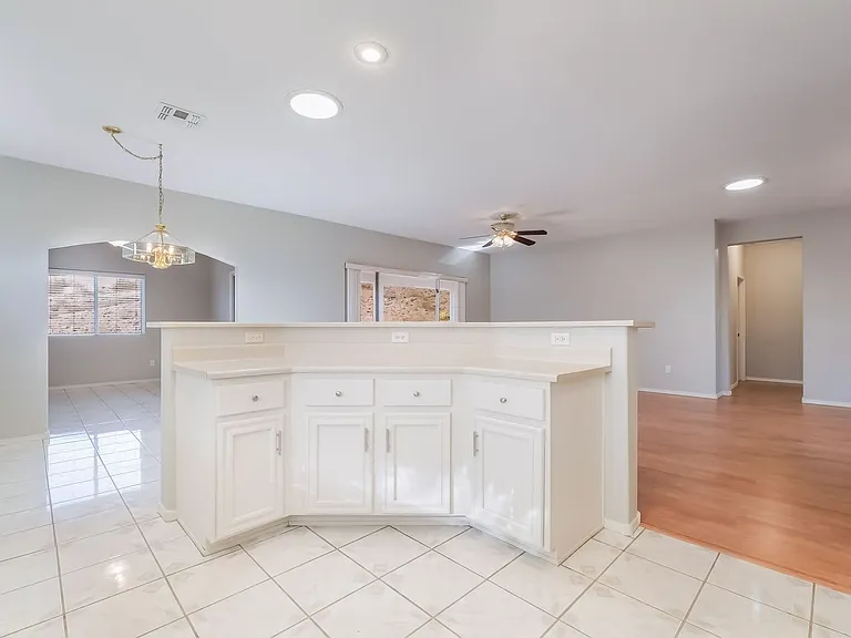2571 Thatcher Ave — Photo 10