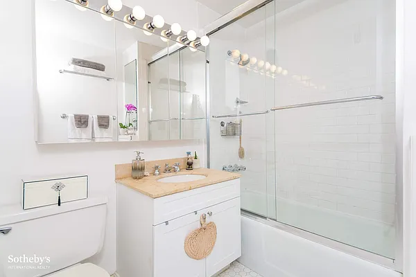 Sold by Sotheby's International Realty | media 22