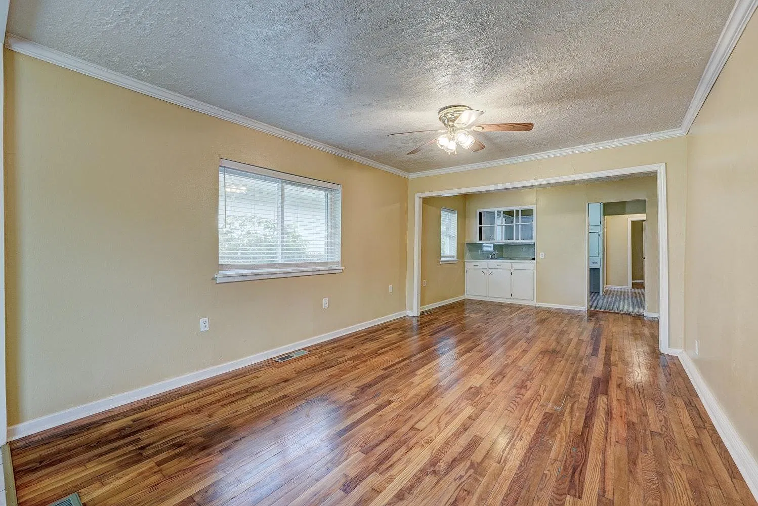 4 bed, 1892 sqft, $1,600 — Photo 2