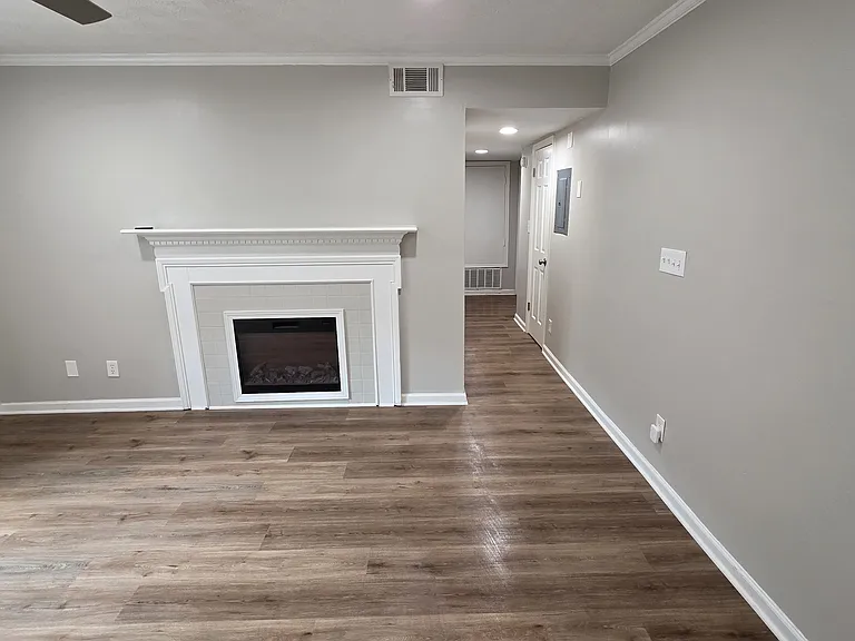 325 Winding River Dr #E — Photo 2