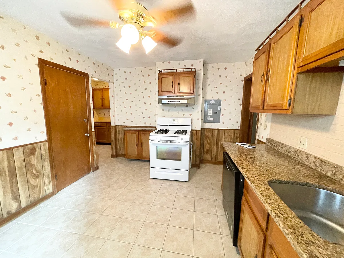 Building Photo - 72 Roseclair St #1L