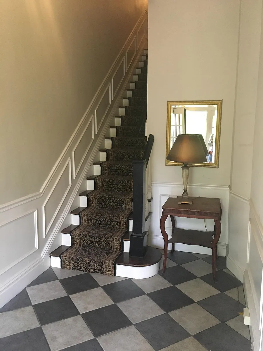 Common entry way - 304 N Lombardy St #1