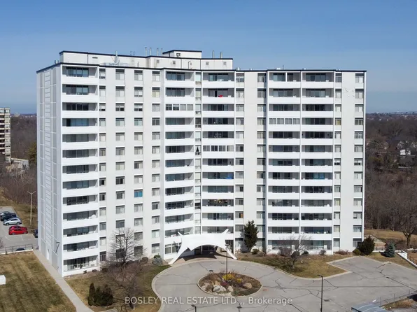 15 Towering Heights Blvd #8, Saint Catharines, ON L2T 3G7