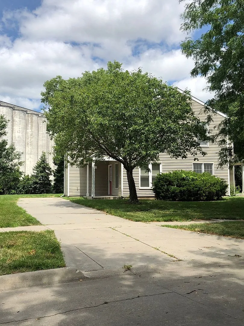 Updated 3 Bedroom Duplex Townhome on Quiet Tree-Lined Street — Photo 1