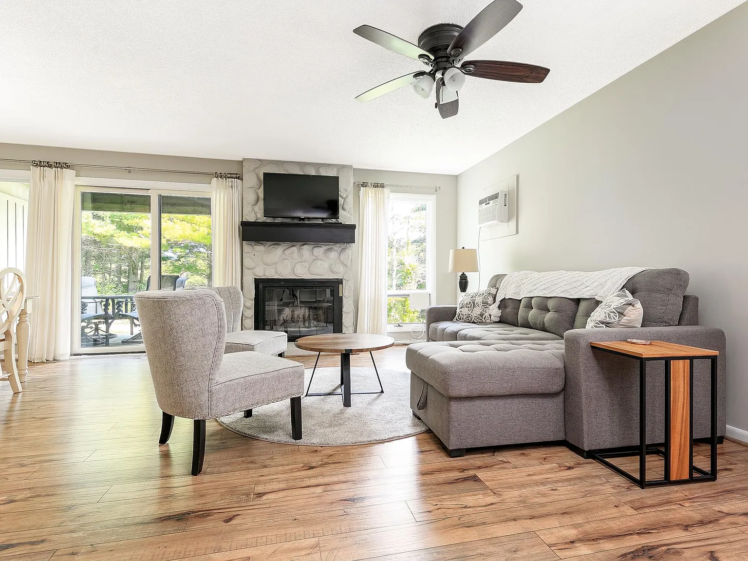 3 bed, 1350 sqft, $2,200 — Photo 1