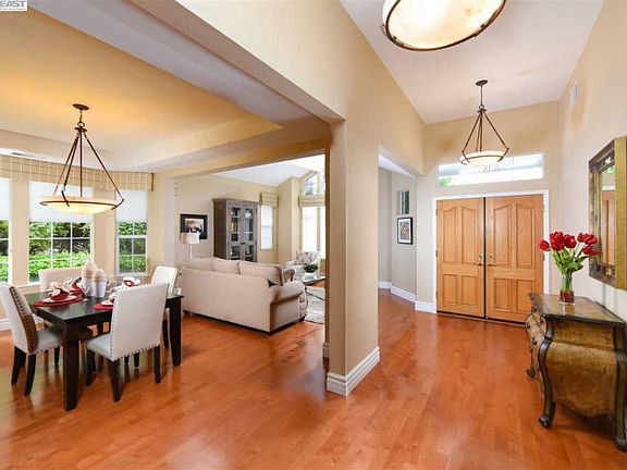 5th image of 828 Genevieve Pl