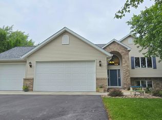 423 Durango Dr, Roberts, WI 54023