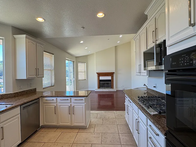 913 W Channel St — Photo 34