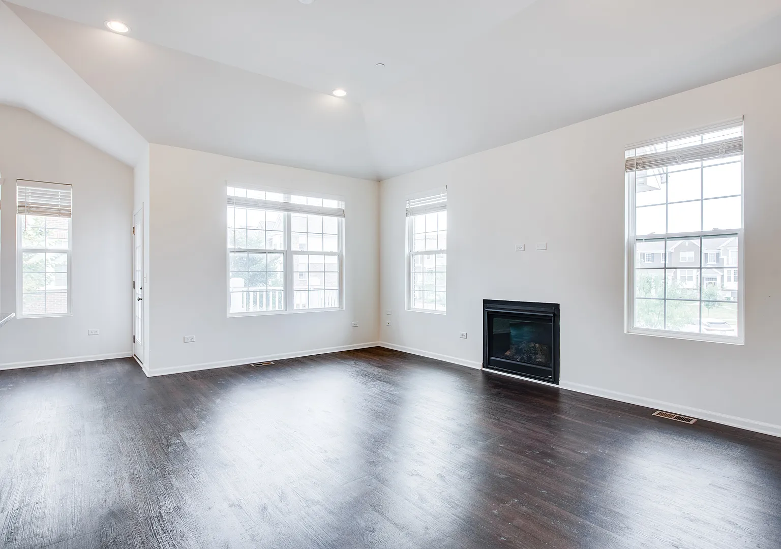 3 bed, 1999 sqft, $3,400 — Photo 3