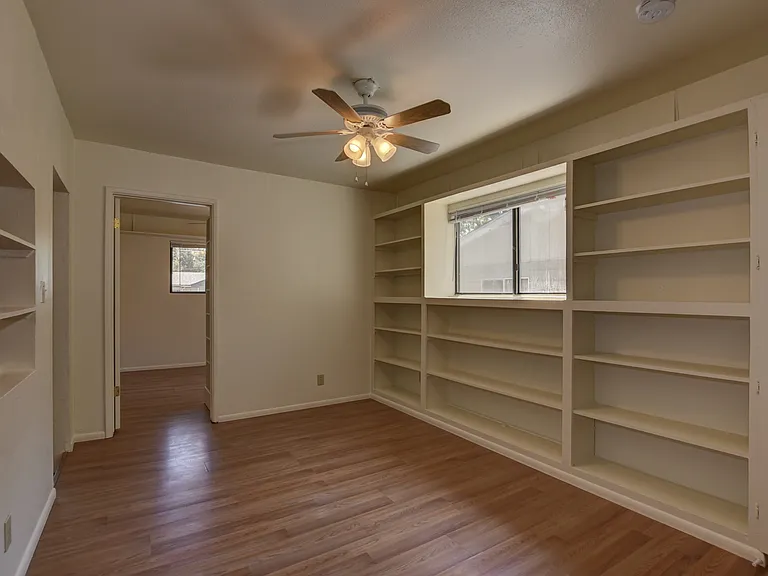 806 Campbell St — Photo 10