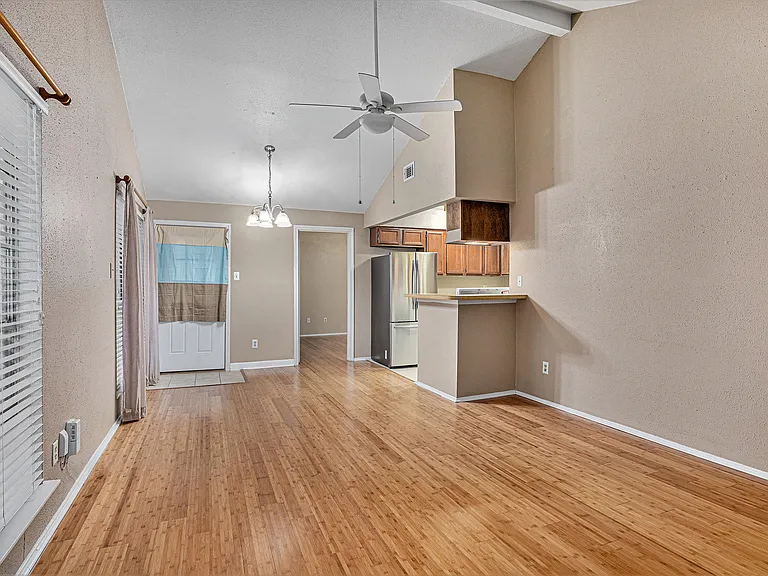 510 Clarence St #510 — Photo 4
