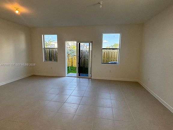 4th image of 151 SE 11th Ave #151