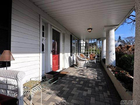 3rd image of 27 De Mott Pl