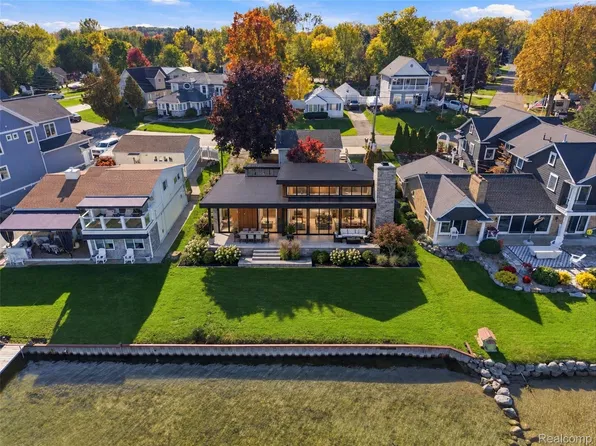 12165 Margaret Dr, Fenton, MI 48430