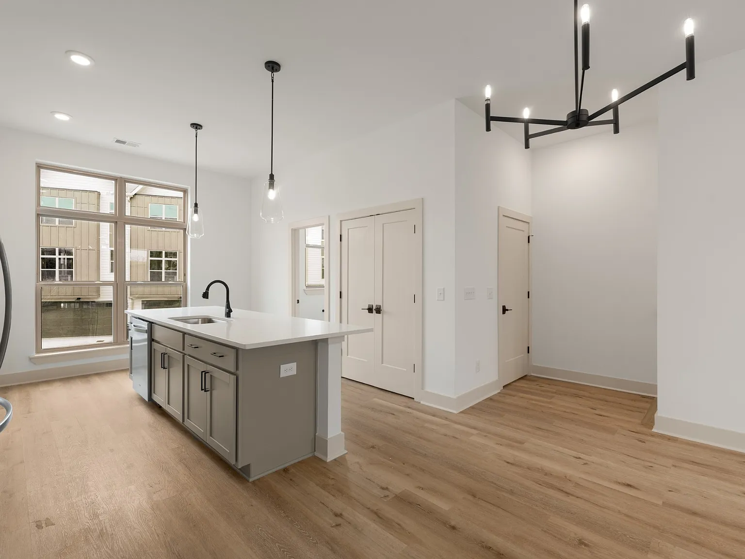 3 bed, 3.5 bath, 2099 sqft, $2,999 — Photo 4