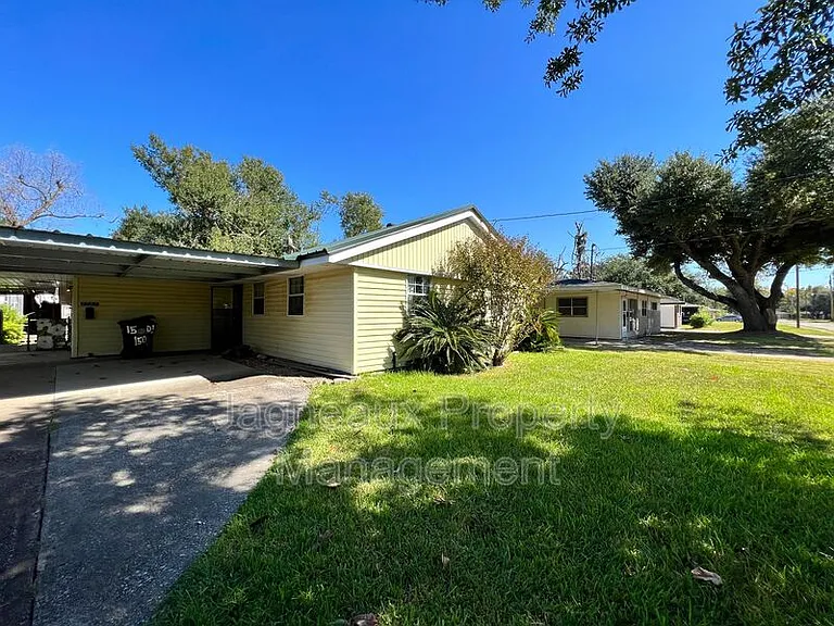 1505 Meadow Dr — Photo 3