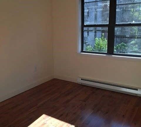 4th image of 13258 Sanford Ave
