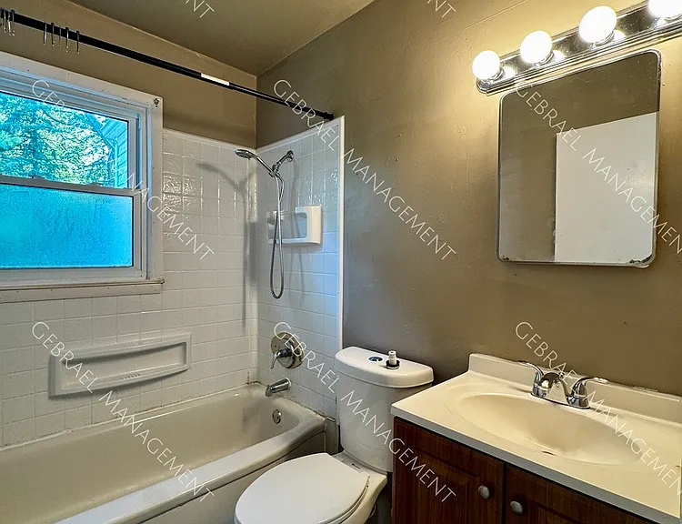 Brown St — Photo 12