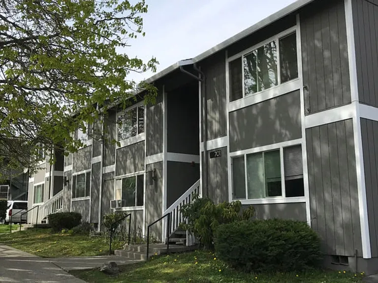 Wright Park Apartments — Photo 8