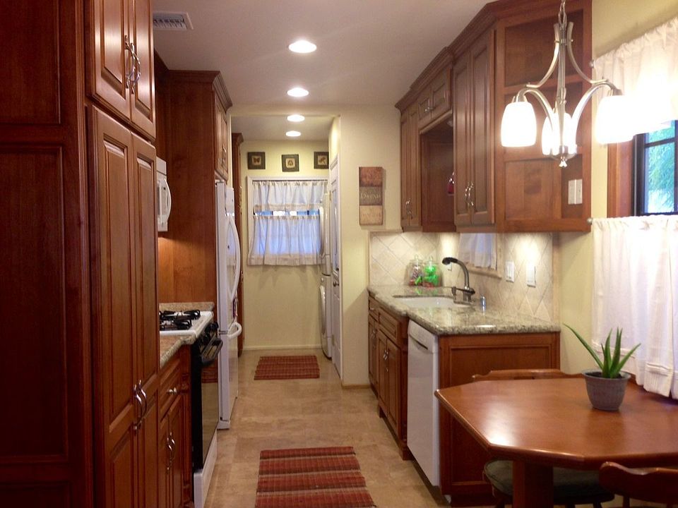 Kitchen / Breakfast Nook