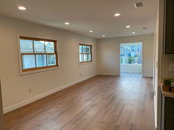 3rd image of 812 Portola Ave
