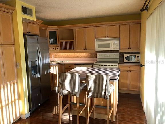 5th image of 105 Bough Ave #105