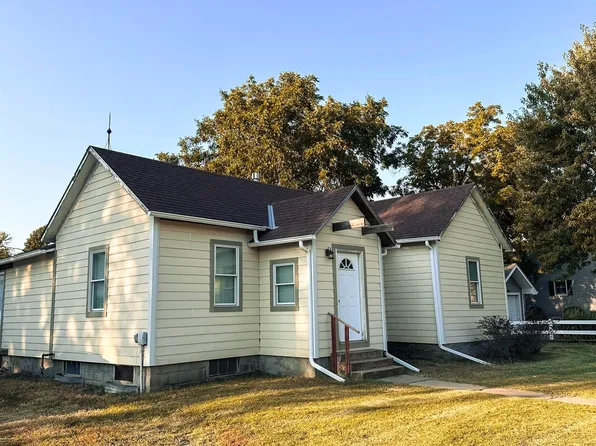113 W Lincoln St, Moundridge, KS 67107