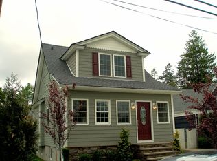 1 Chestnut St, Rockville Centre, NY 11570