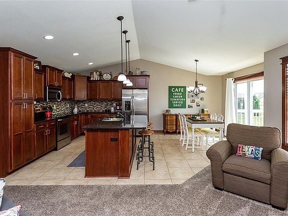 2nd image of 850 NW Orchard Dr