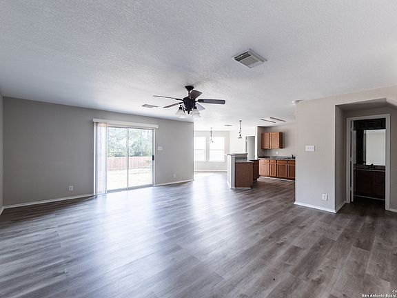 3rd image of 806 EMPRESARIO DR