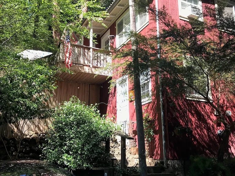 225 Cathedral Dr — Photo 1