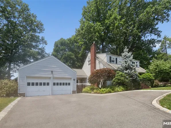 38 Schraalenburgh Rd, Haworth, NJ 07641